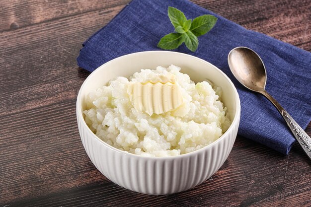 Porridge di riso fatto in casa con burro nella ciotola