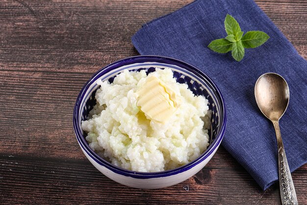 Porridge di riso fatto in casa con burro nella ciotola