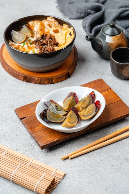 Porridge di riso o congee con uovo di maiale macinato e cakwe in una ciotola