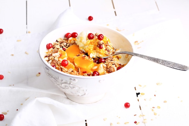 Porridge di riso per colazione sana con purea di mango, banana e muesli