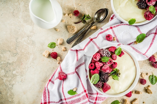 Porridge di semola con frutti di bosco freschi