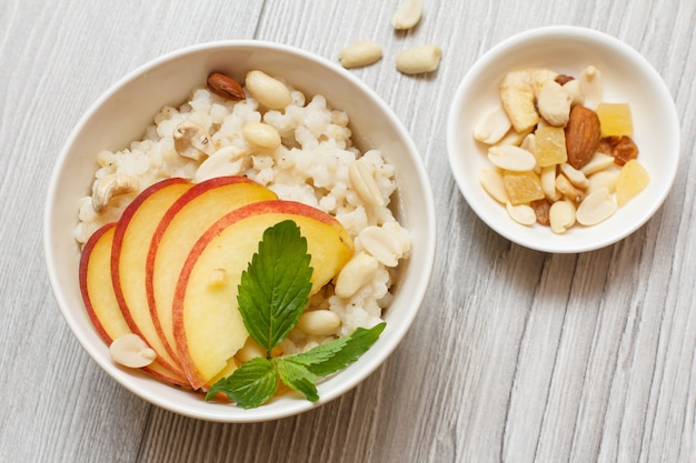 Porridge di sorgo con pezzi di pesca