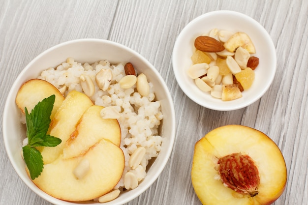 Porridge di sorgo con pezzi di pesca