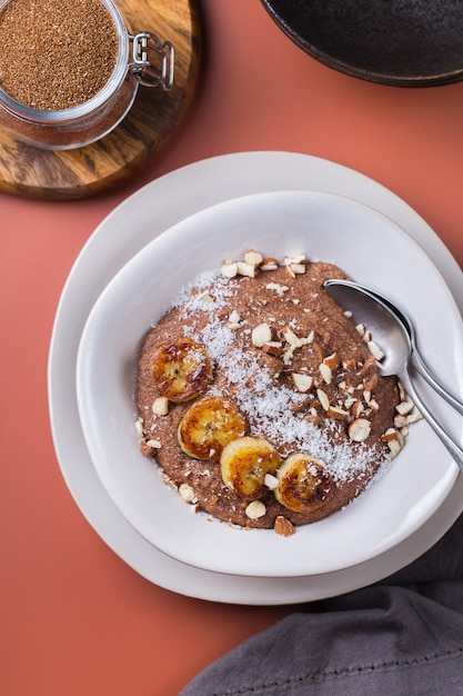 Porridge di teff con banana topping per colazione