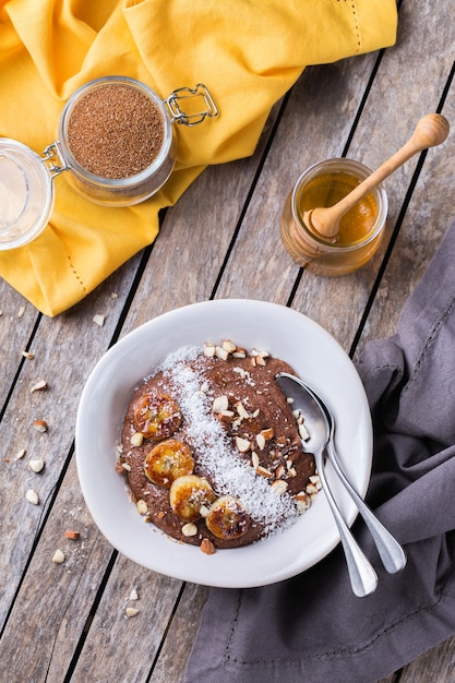 Porridge di teff con banana topping per colazione