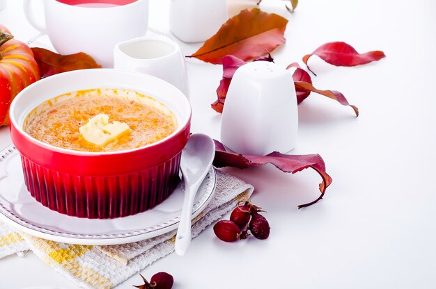 Porridge di zucca su uno sfondo bianco