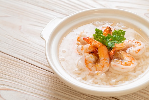 porridge o zuppa di riso bollito con ciotola di gamberetti