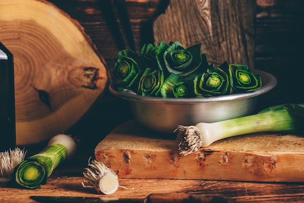 Porro fresco in una ciotola di metallo sulla cucina rustica