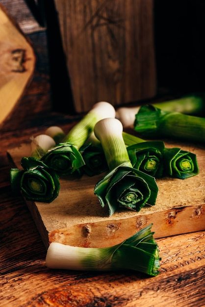 Porro fresco sul tagliere