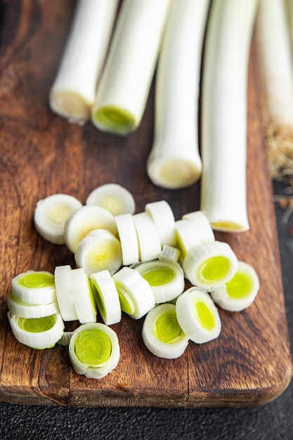 porro fresco tagliato farina di verdure cibo spuntino sul tavolo copia spazio cibo sfondo rustico vista dall'alto