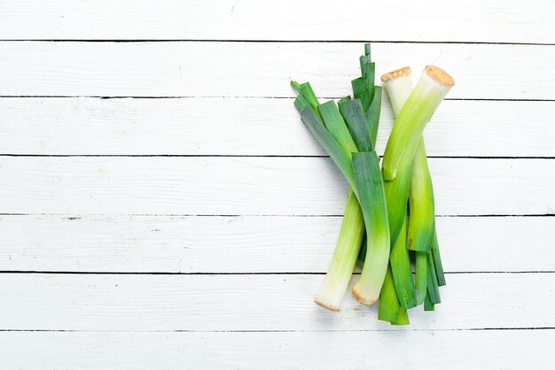 Porro su fondo di legno bianco Verdure per un'alimentazione sana Vista dall'alto Spazio libero per la copia