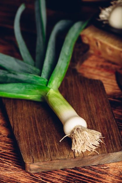 Porro verde fresco sul tagliere di legno