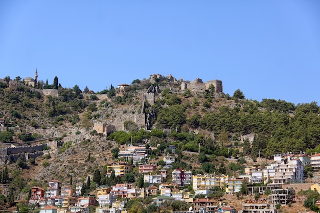 Port Alanya e torre di mattoni rossi