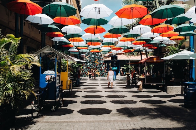 Port Louis, Mauritius, Coperto di ombrelloni a piedi lungo la passeggiata Leodan nella capitale