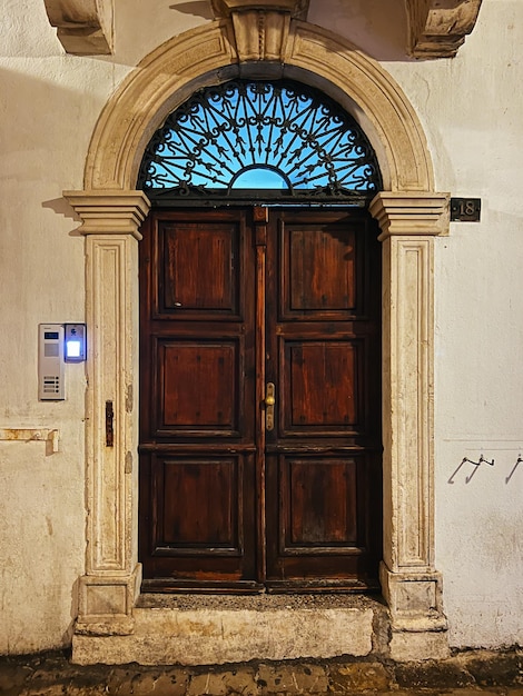 Porta ad arco in legno in un antico palazzo