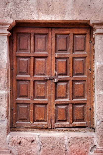 Porta antica chiusa