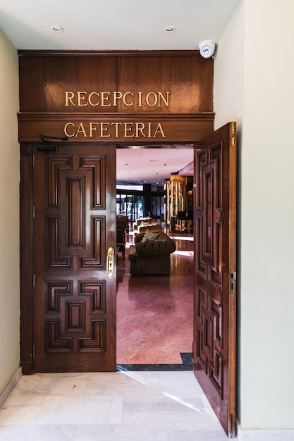 Porta aperta alla reception e al bar dell'hotel