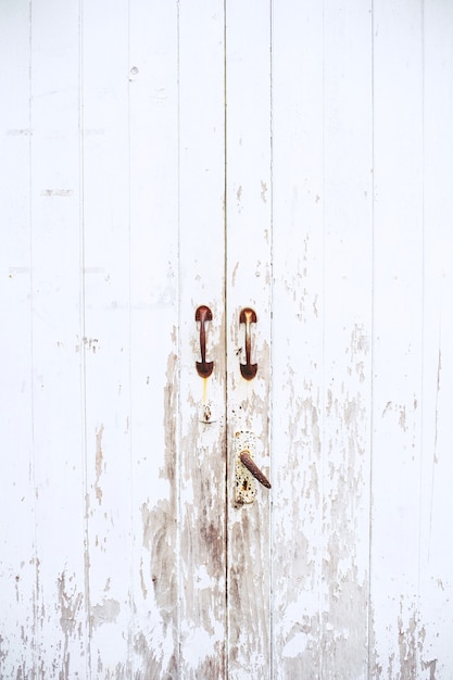 Porta bianca in legno vecchio vitage con vecchia maniglia a scrocco