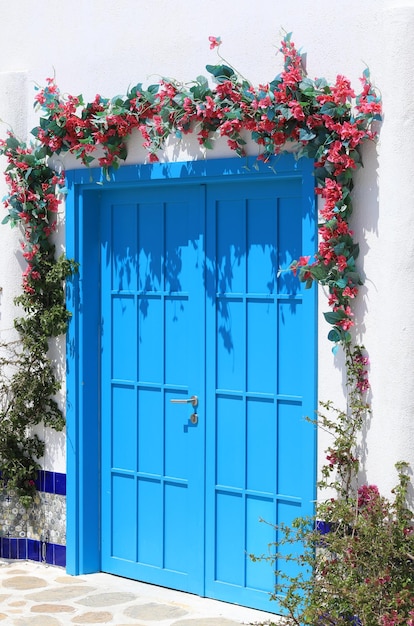 porta blu e parete bianca