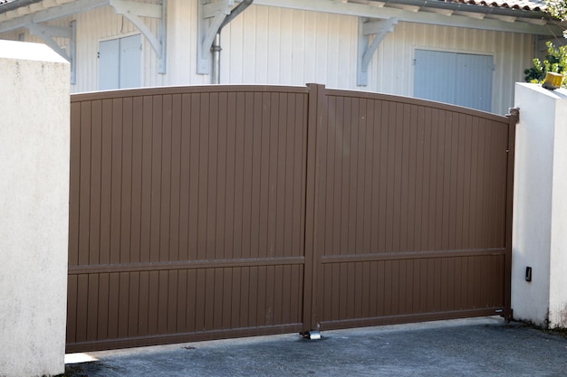 Porta cancello in acciaio marrone doppio portale in alluminio della casa di periferia