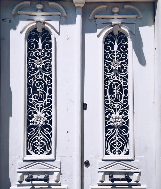 Porta chiusa dell'edificio