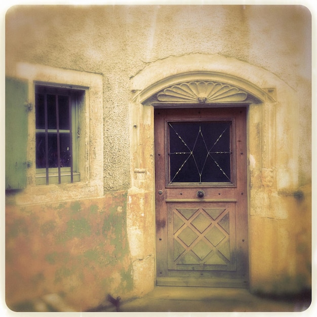 Porta chiusa della casa