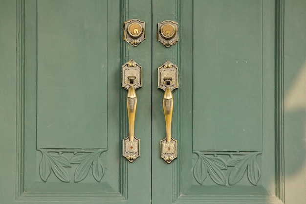 Porta chiusa di un vecchio edificio.