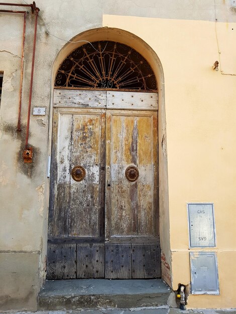 Porta chiusa di un vecchio edificio.