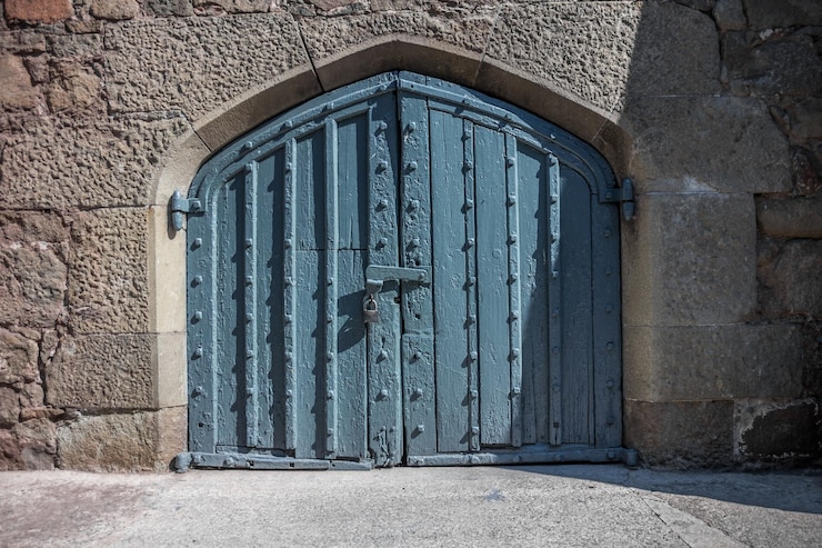 Foto porta chiusa di un vecchio edificio.