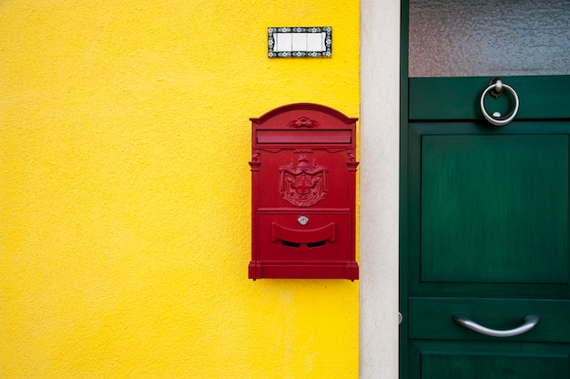 Porta con letterbox rosso