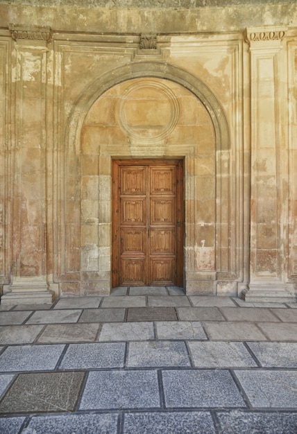 Porta d&#39;ingresso con parete in legno ornato e antico