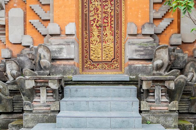 Porta d'ingresso del tempio con bellissimi ornamenti