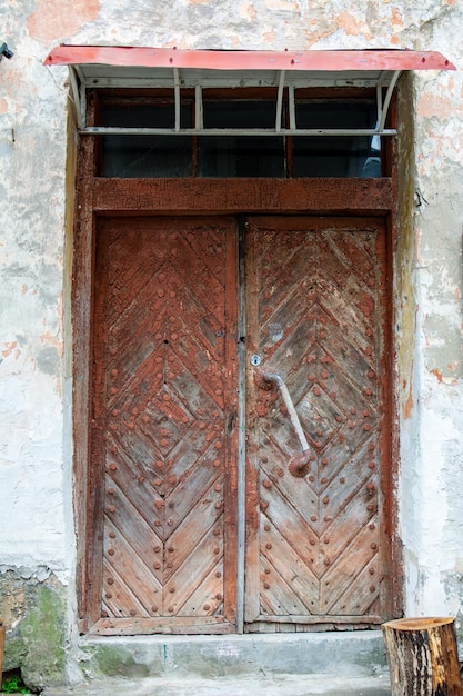 Porta d'ingresso di un vecchio condominio con pareti scrostate