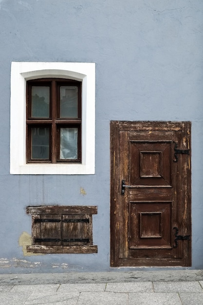 Porta d'ingresso in legno d'epoca e vecchie finestre