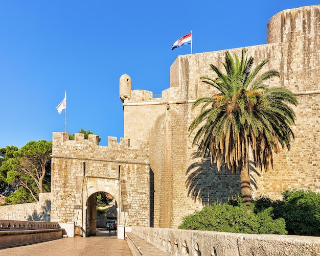 Porta d'ingresso nella città vecchia di Dubrovnik, Croazia. Persone sullo sfondo