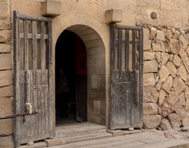 Porta d'ingresso nelle comunità circolari di Tulou a Huaan, patrimonio mondiale dell'UNESCO