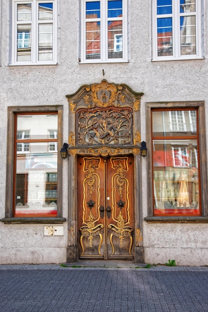 Porta decorata in legno nel centro storico di Danzica, Polonia