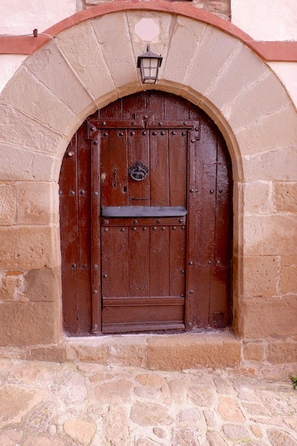 Porta decorativa vecchio stile chiusa in campagna Elegante ingresso in legno per casa in villaggio