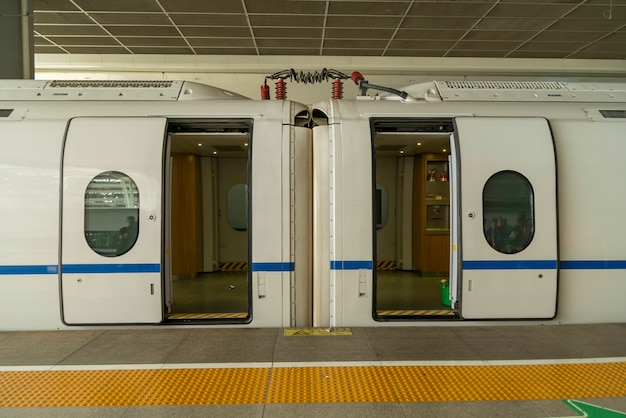 Porta del vagone ferroviario ad alta velocità