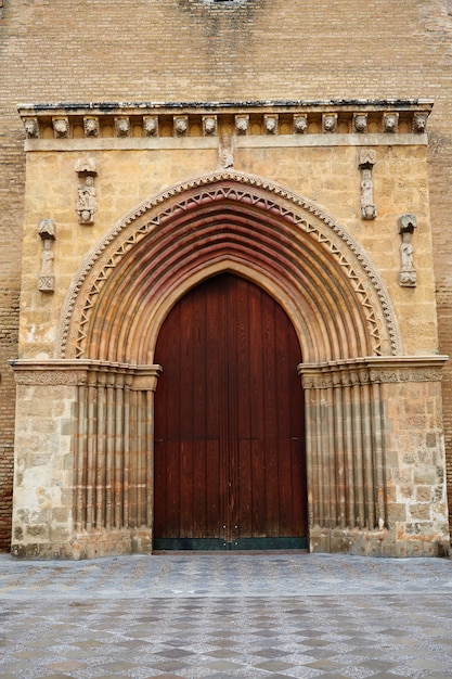 Porta della chiesa di Santa Marina a Siviglia in Spagna