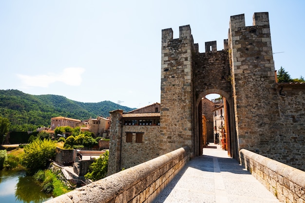 porta della città sul ponte antico. Besalu