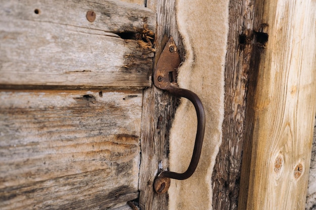 Porta della stalla in legno con maniglia in legno antico