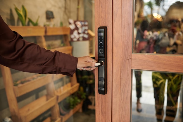 Porta di apertura del cliente femminile