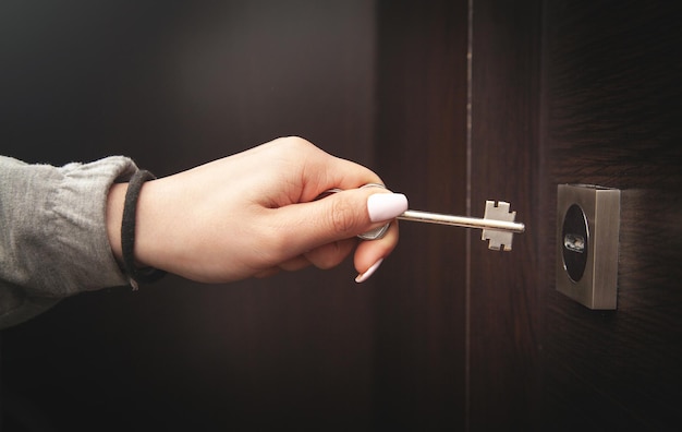 Porta di apertura della mano della donna con la chiave