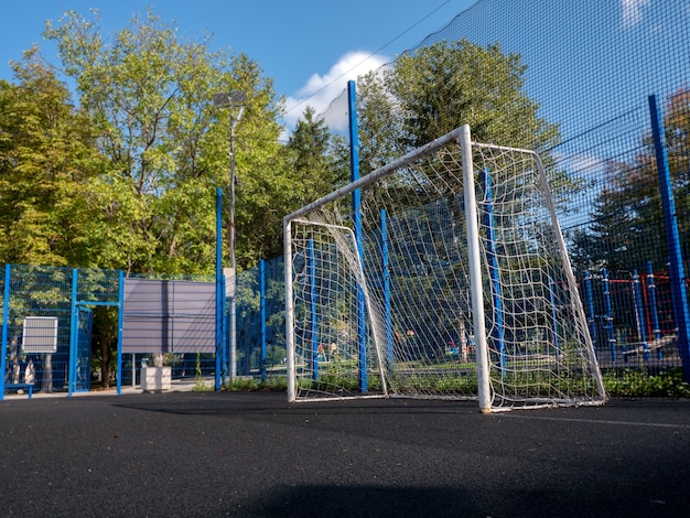 porta di calcio nel parco giochi