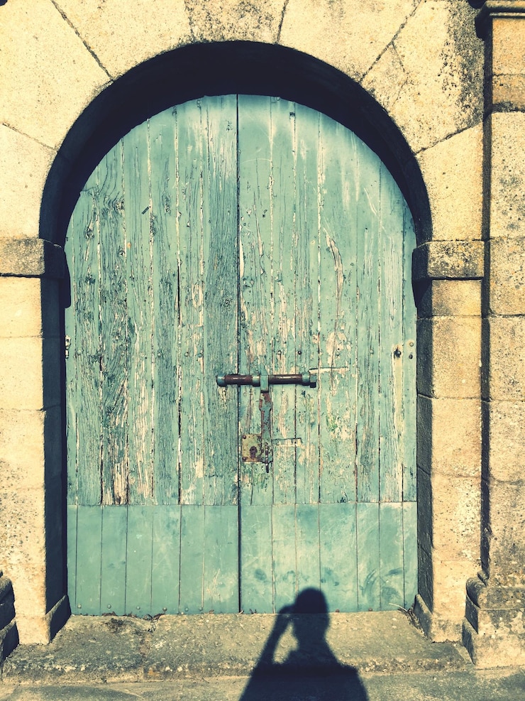 Foto porta di legno chiusa di un edificio