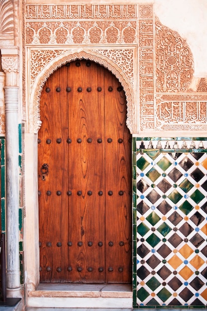 Porta di legno chiusa di un vecchio edificio