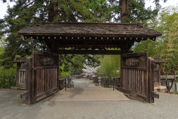 Porta di legno d'ingresso della tenuta e dei giardini di Hakone in Giappone