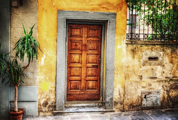 Porta di legno in un angolo rustico a Firenze Italia