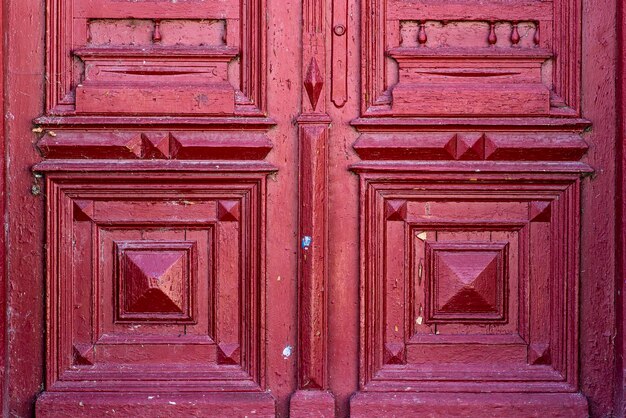 Porta di legno rustica sulla vecchia casa